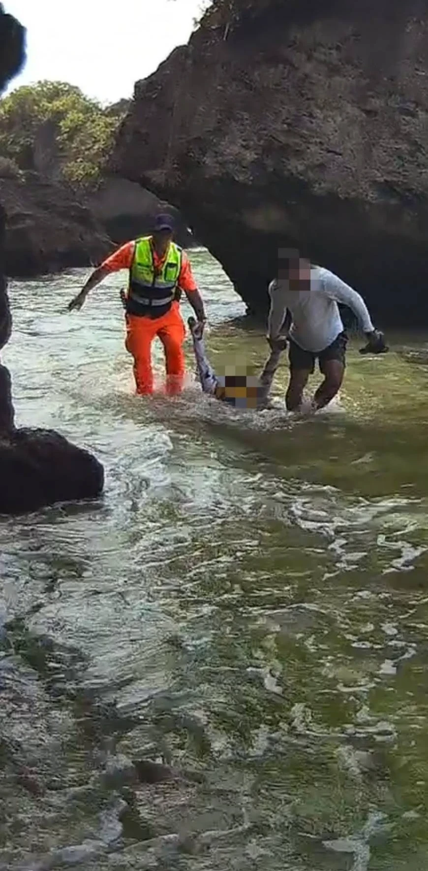海巡人員與民眾合力將潛水客救上岸。民眾提供