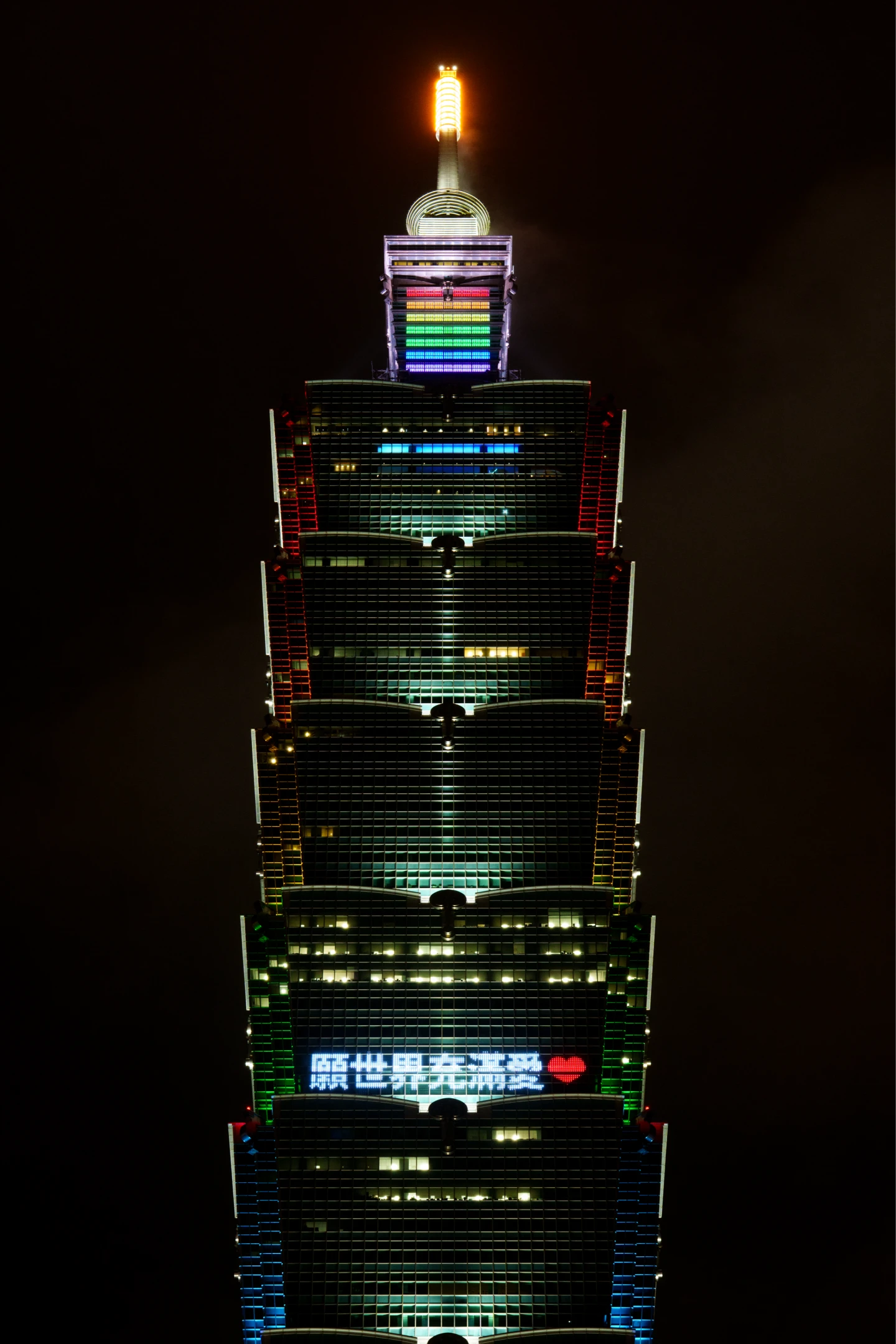 為響應同志遊行,台北101晚間以彩虹燈光點燈。台北101提供