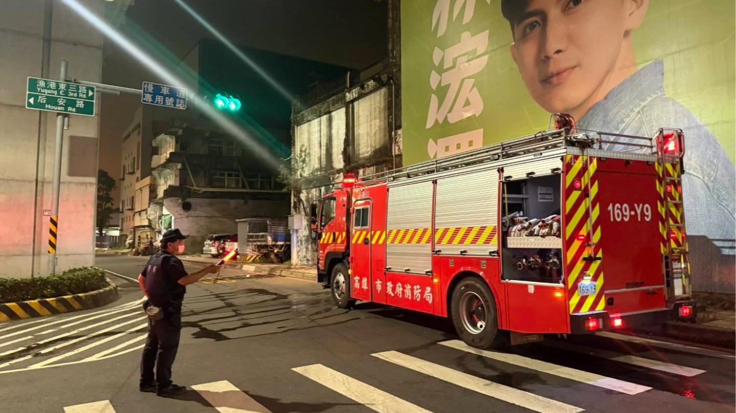 警方獲報冷凍廠發生氨氣外洩事件,立刻派人在附近路口指揮交通,請用路人改道勿靠近。民眾提供