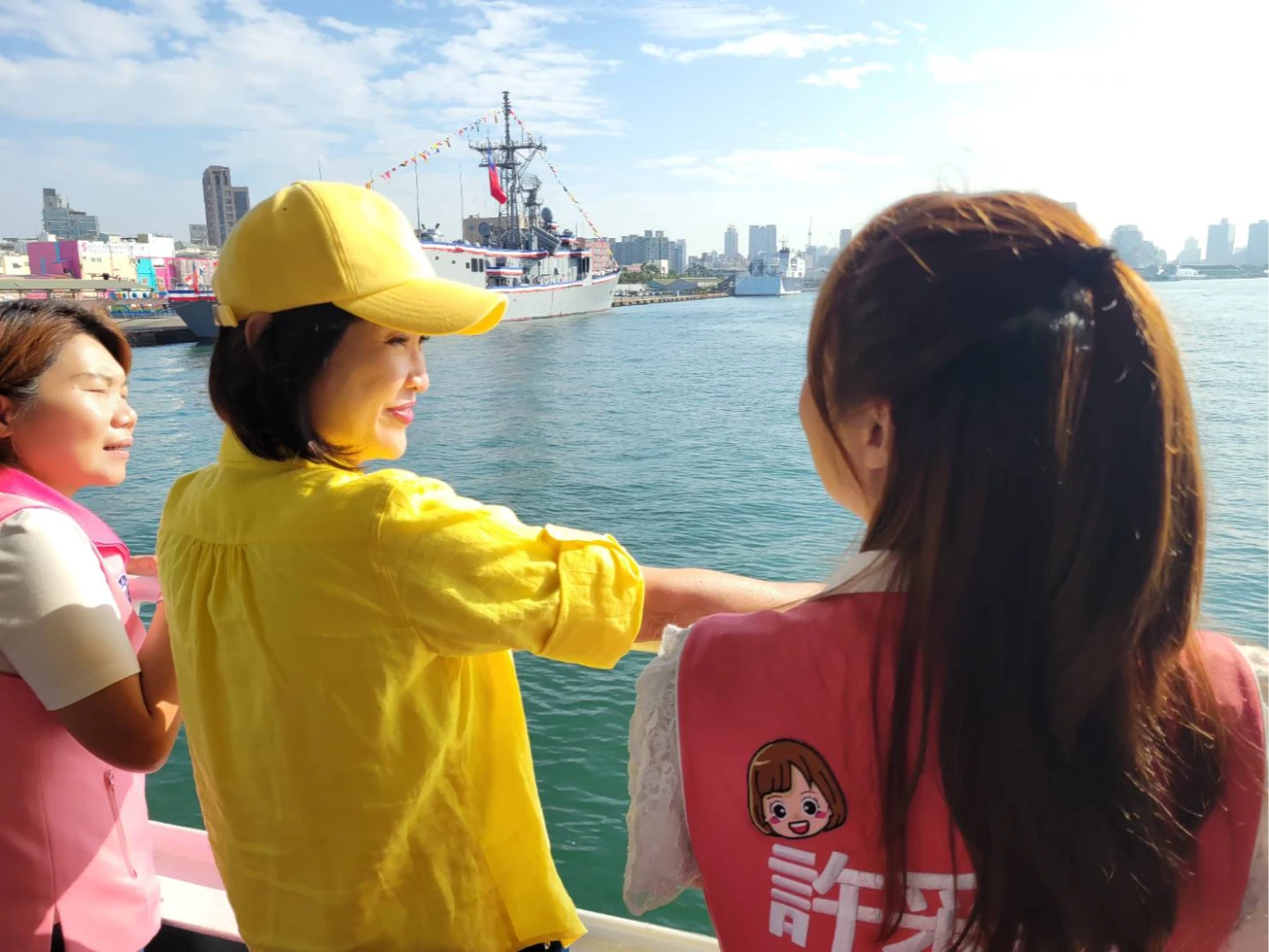 柯志恩今天上午與國民黨高雄市議員許采蓁等人從鼓山輪渡站搭渡輪至旗津。民眾提供