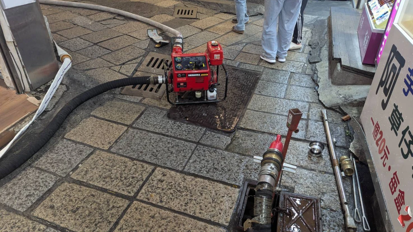 警消利用移動式幫浦接地下式消防栓,順利在傍晚5時許撲滅火勢。翻攝畫面
