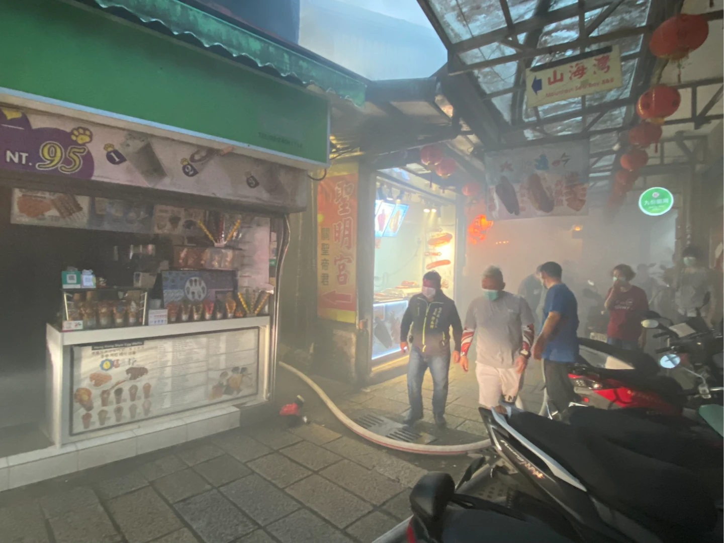 民眾紛紛掩住口鼻後逃離現場。翻攝畫面