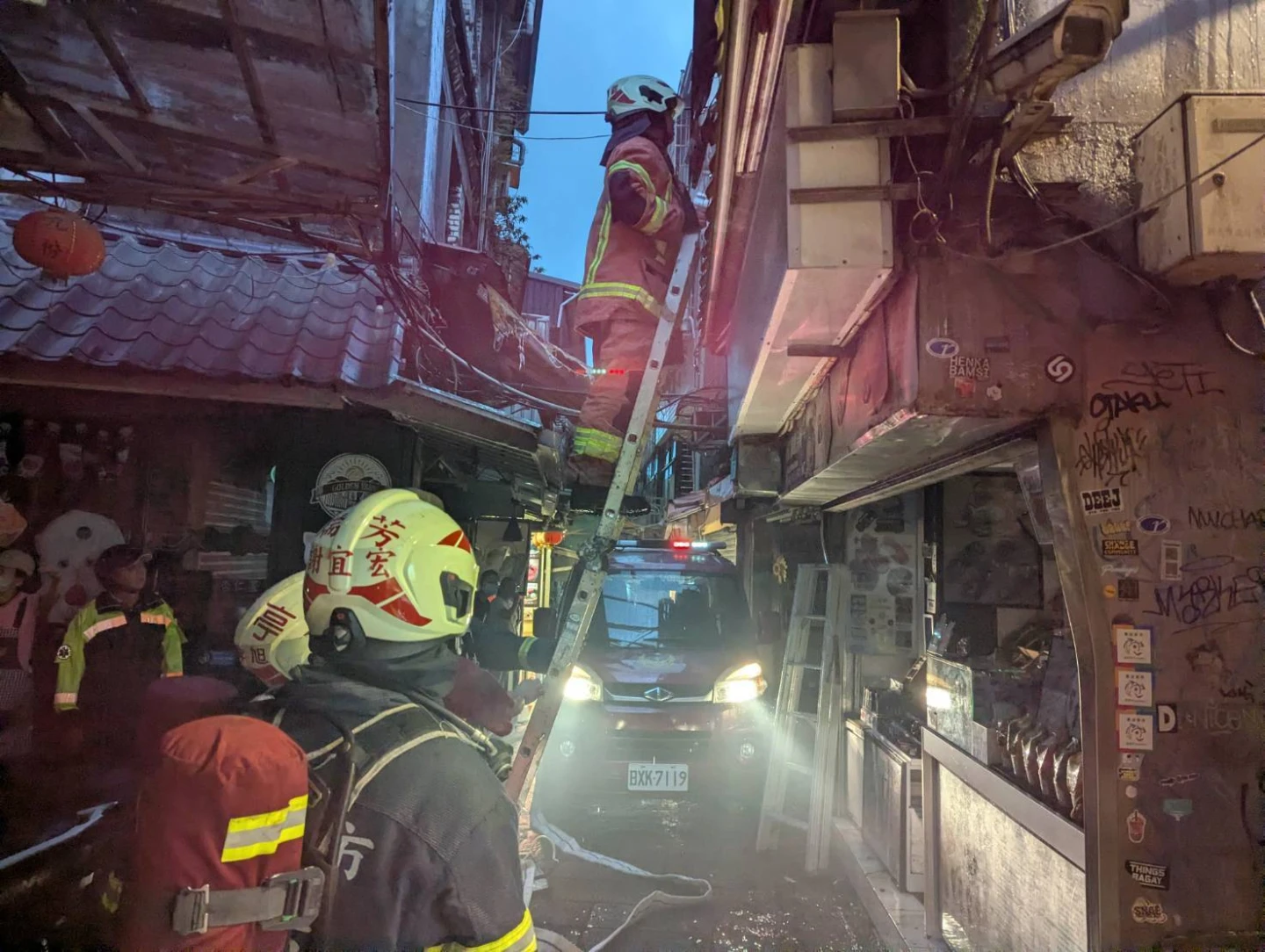 有片|九份老街傳火警!遊客驚慌逃 飲料店倉庫起火無人傷