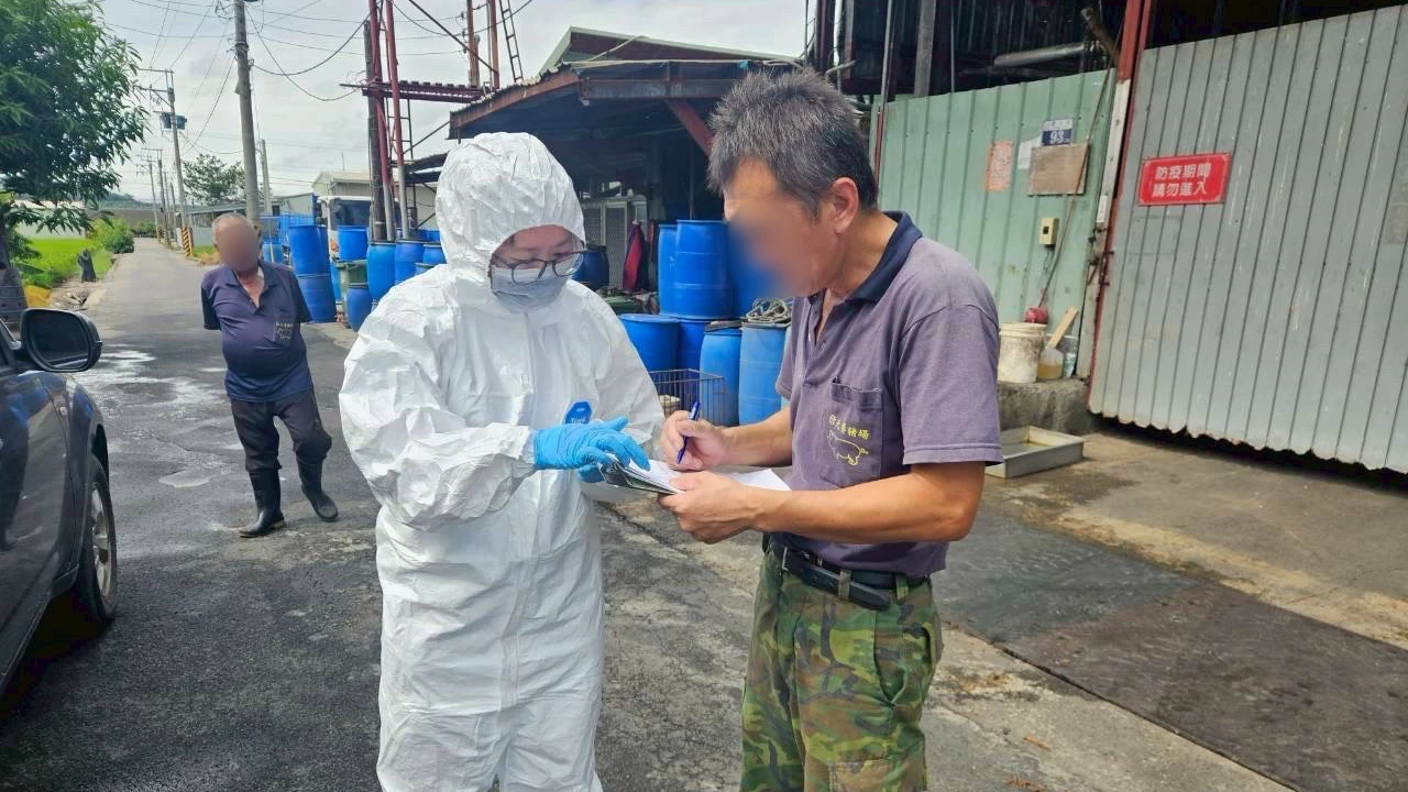 防疫人員加強豬場訪視。中市府提供