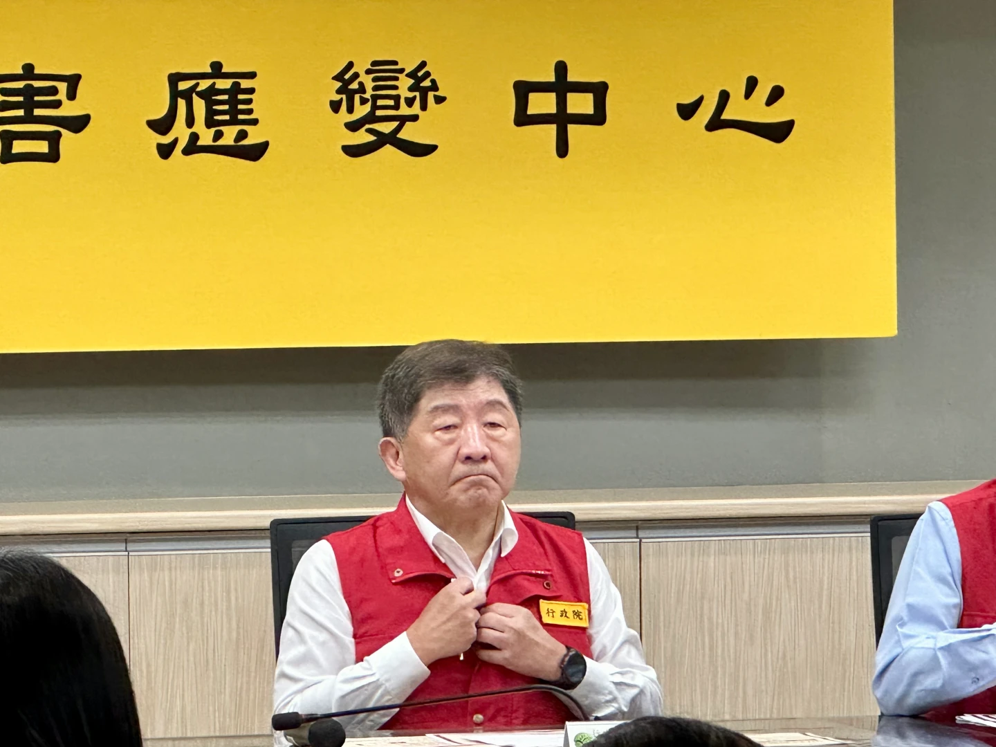 防堵非洲豬瘟!陳時中再穿紅背心喊「有信心清零」:一起發揮鏟子超人精神