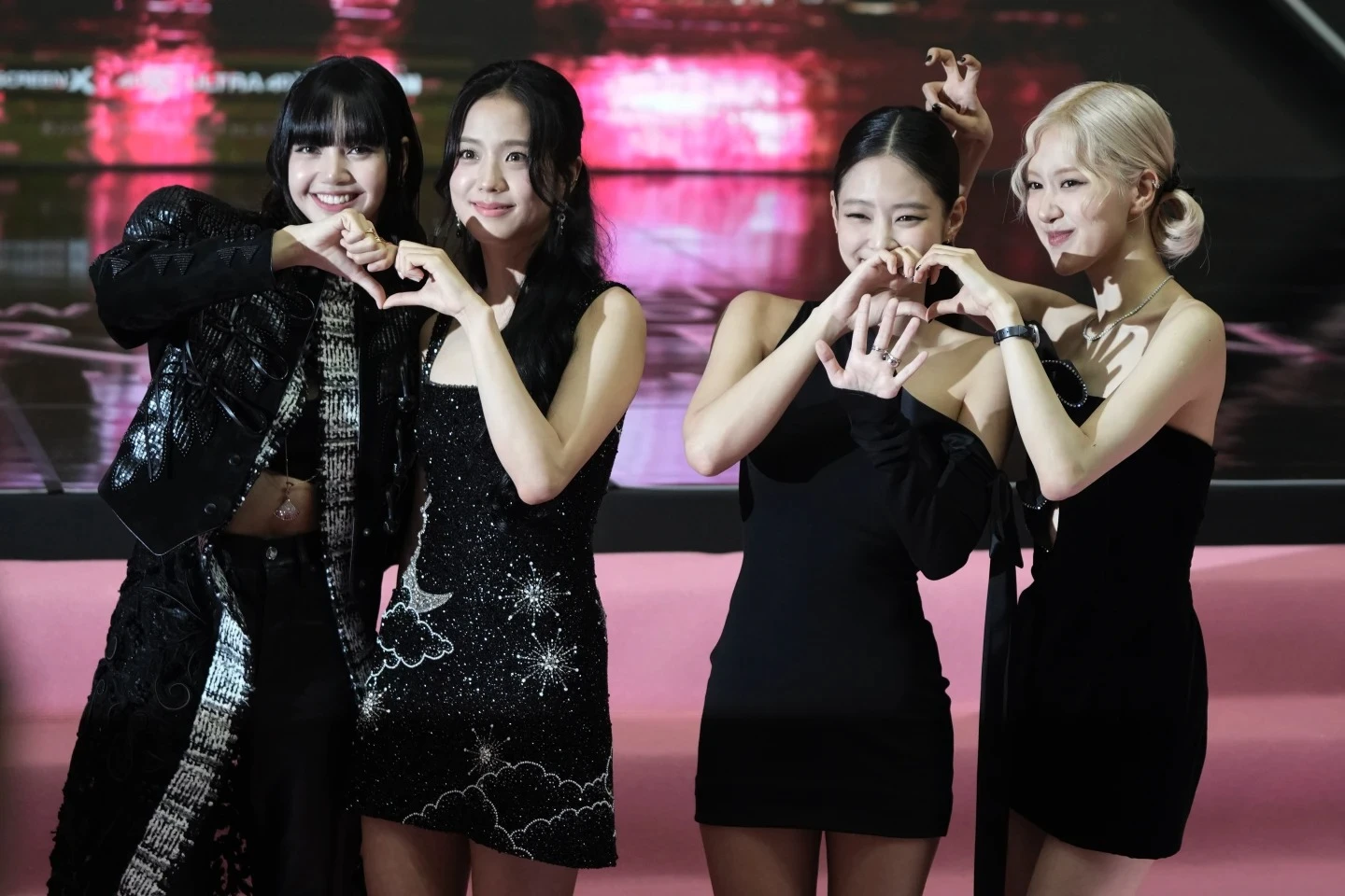 BLACKPINK本周末在泰國曼谷舉行巡迴演唱會,突遇王太后辭世。主辦單位10月25日宣布剩餘天數照常舉辦,但籲請粉絲穿著黑衣到場。圖為BLACKPINK的4名成員2024年8月在首爾出席活動資料照片。美聯社