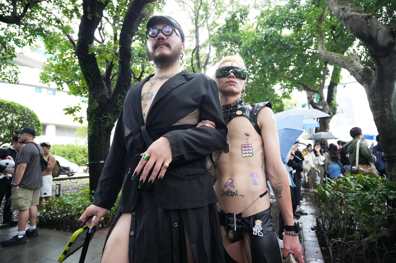 晚安(左)跟艾爾(右)參與同志遊行。陳卓邦攝