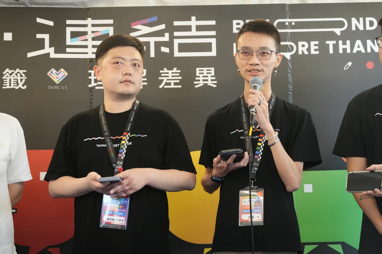 同志遊行今天舉行,戴佑勳(左)及小鯨(右)會前接受採訪。陳卓邦攝