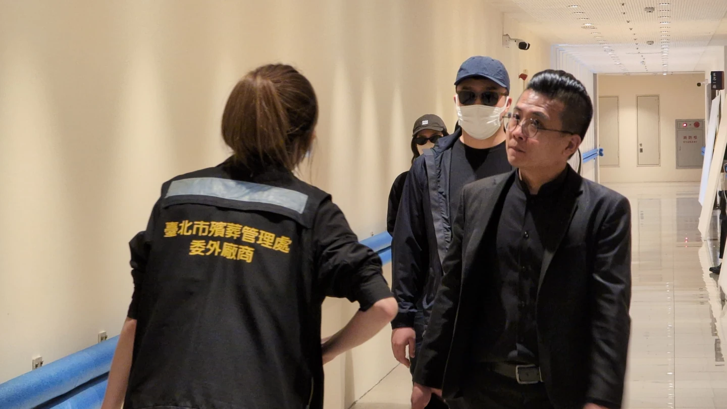 死者弟弟與家人下午低調現身台北市相驗暨解剖中心。林志青攝
