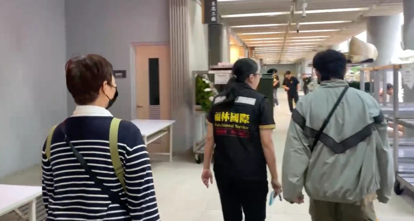 曾女母親(左1)與友人(右1)結束相驗離去時不發一語。民眾提供