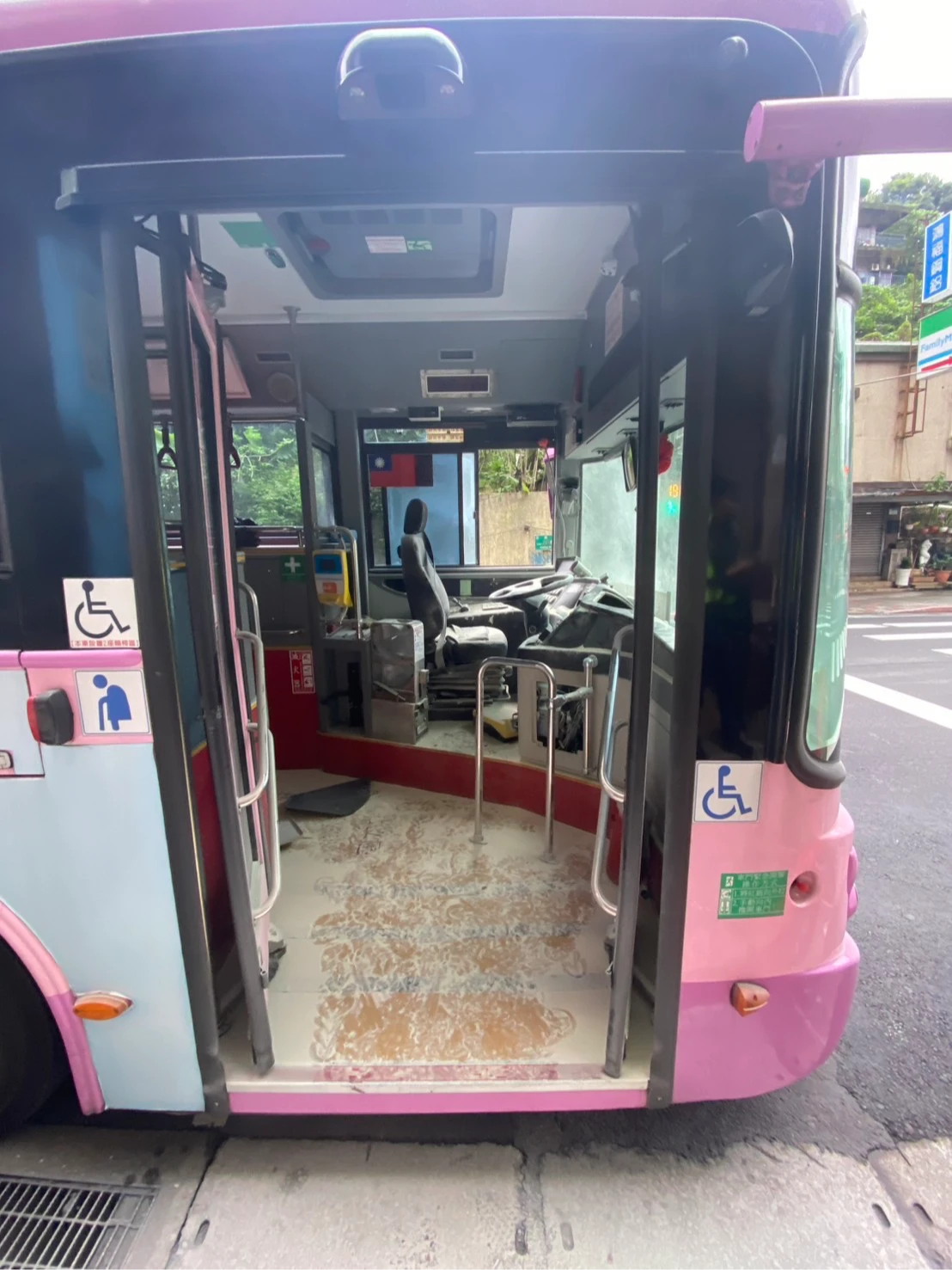 欣欣客運251區間車,儀表板突冒煙。台北市公運處提供