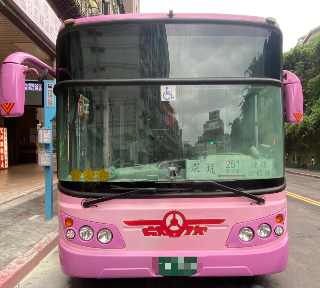 北市電動公車開到一半「儀表板突竄煙」 司機急疏散10乘客