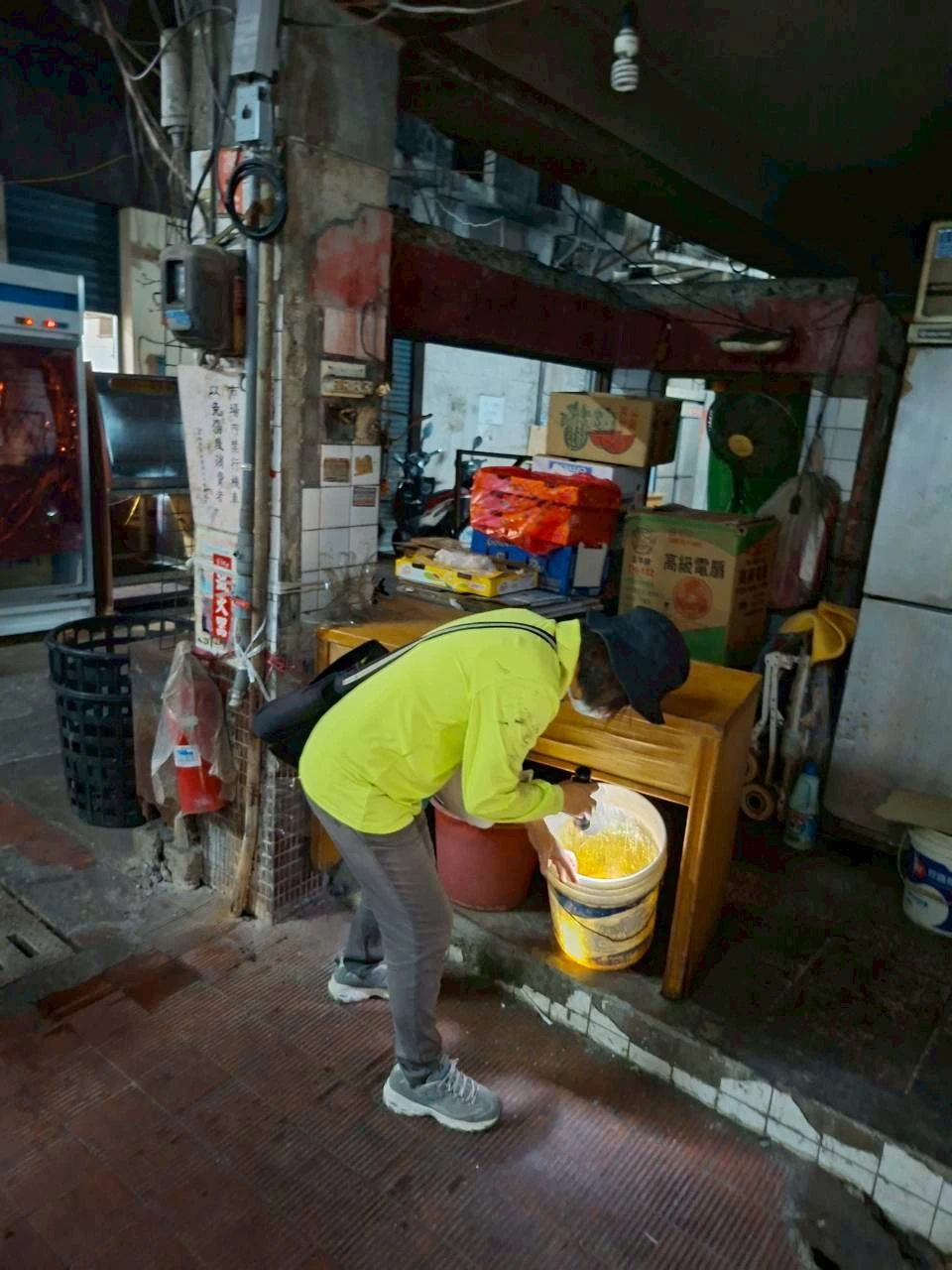 防疫人員持續加強巡查環境髒亂點與積水容器,圖非個案家。高市衛生局提供
