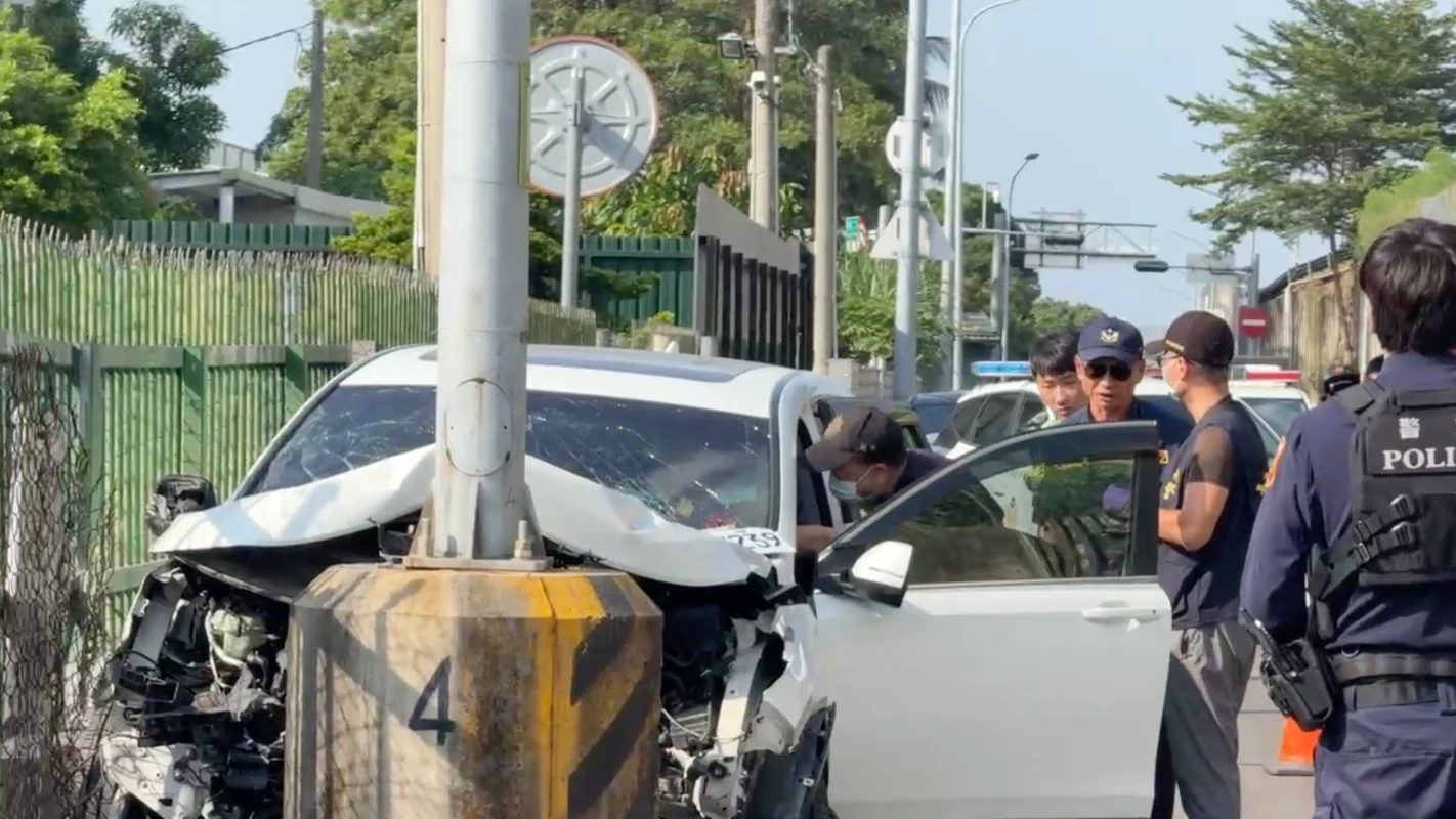 一家四口出遊台南自撞電線桿 車頭嚴重毀損!3月大女嬰傷重不治