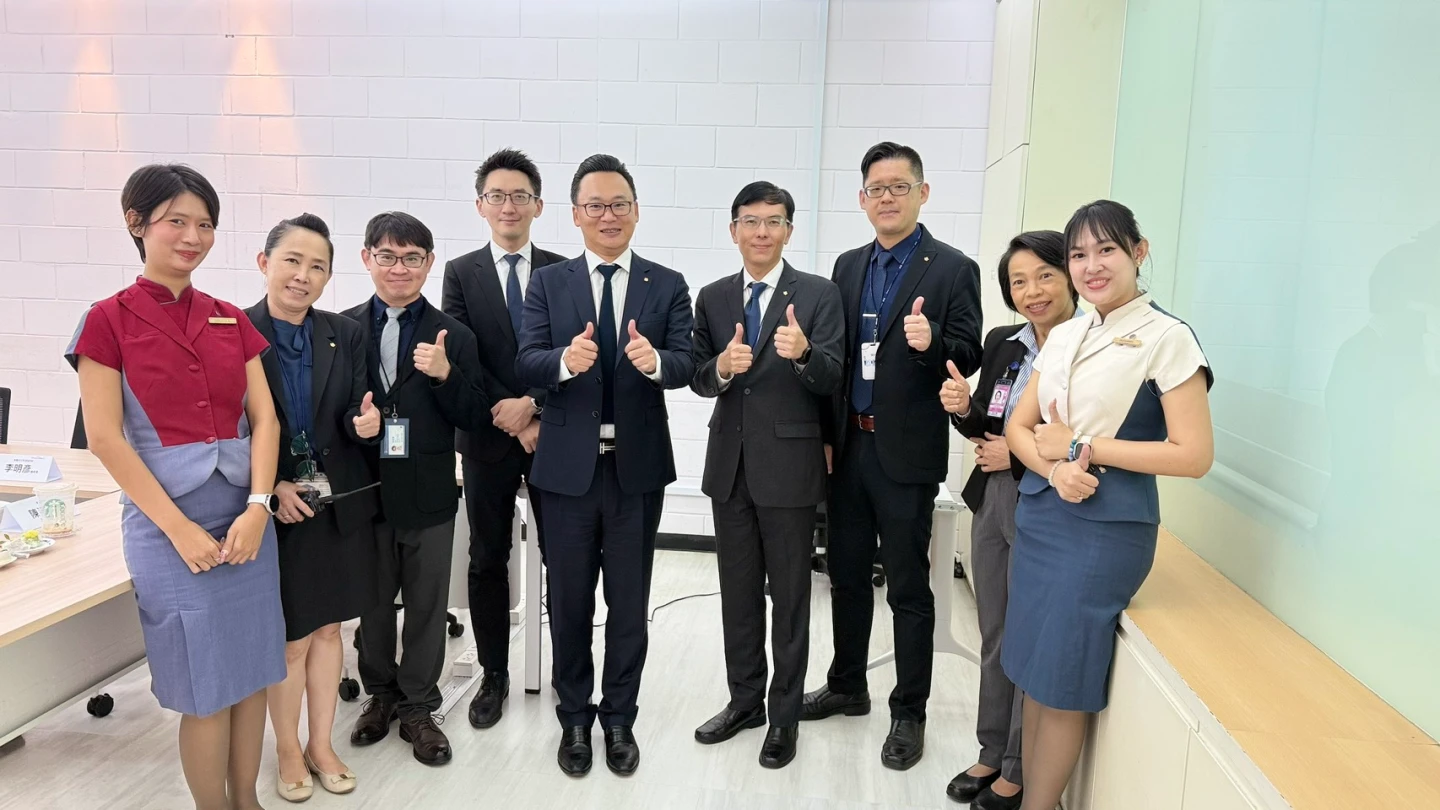 華航總經理陳漢銘(左5)、總經理室辦公室主任朱桓毅(左4)、華航曼谷分公司總經理李明彥(右4)。華航提供