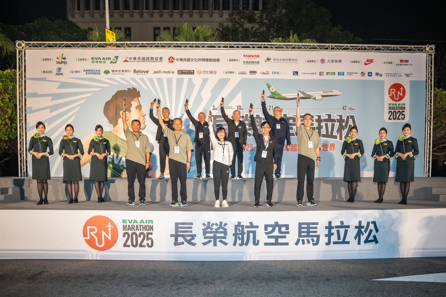 長榮航空總經理孫嘉明(前排左2)、發言人陳耀銘(前排左1)、交通部觀光署國際組組長黃易成(前排右2)。業者提供