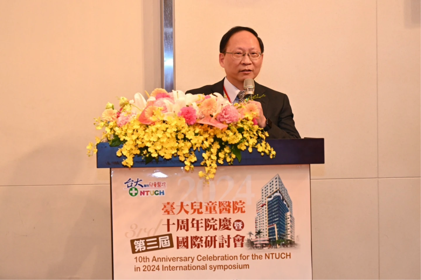 李旺祚重申,還是要很感謝很多的年輕醫師,願意投入這些比較困難的。取自FB@台大醫院 National Taiwan University Hospital
