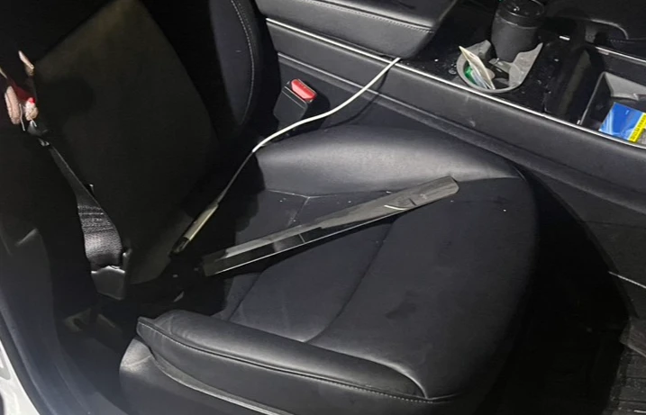 警方在車上查獲作案兇刀。翻攝畫面