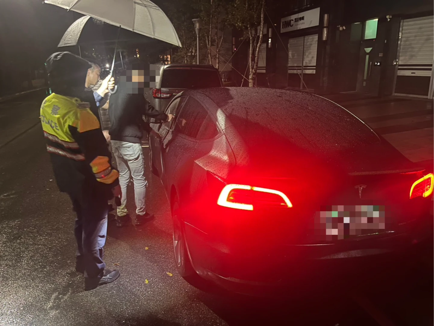 有片|國小同學為錢反目!特斯拉男不滿好友討8萬賭債 怒持西瓜刀砍手腳逃逸