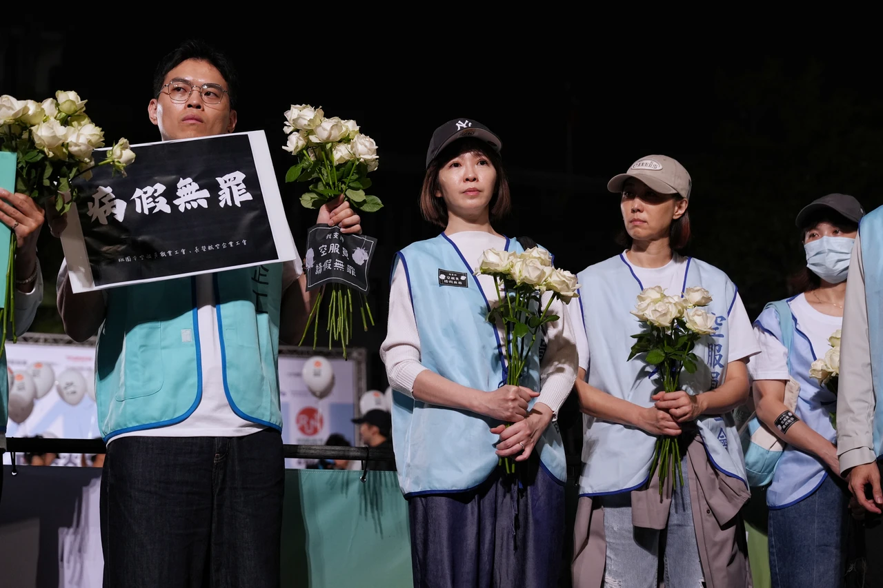 空服員工會高喊「生命無價、病假無罪、特休無罪」。葉志明攝