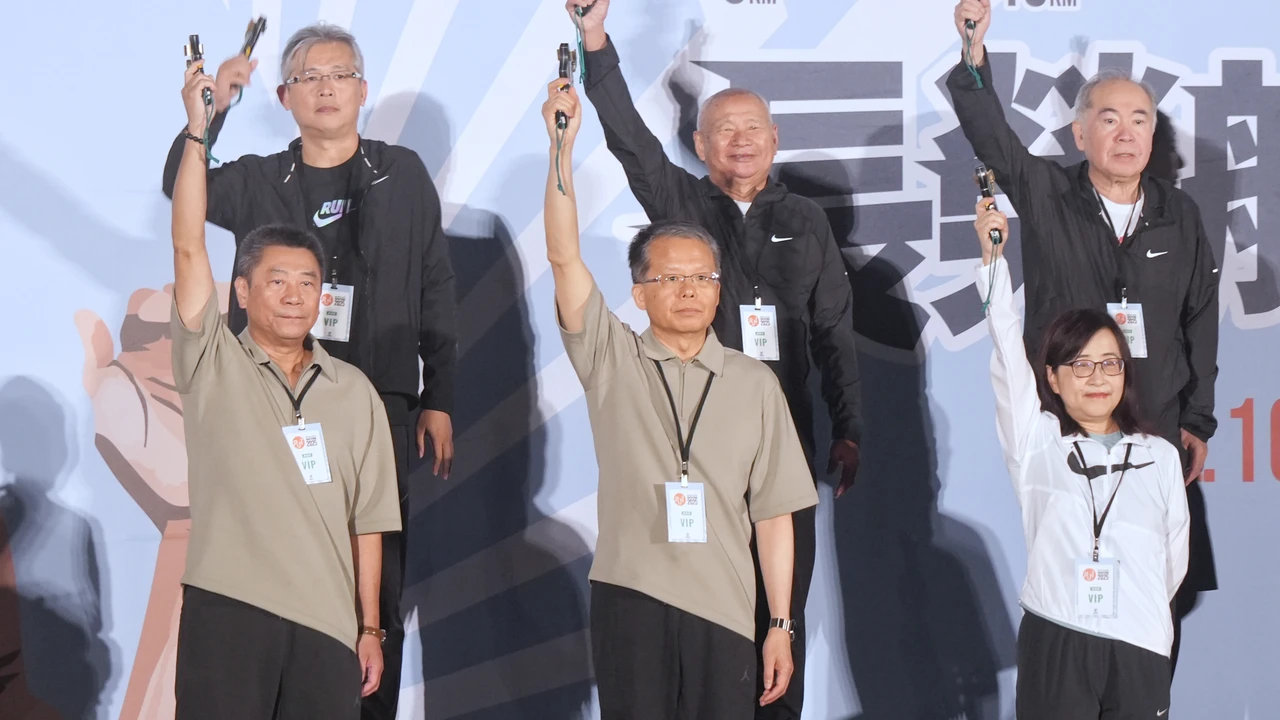 長榮航空馬拉松,由總經理孫嘉明(前中)、發言人陳耀銘(前左)鳴槍起跑。葉志明攝