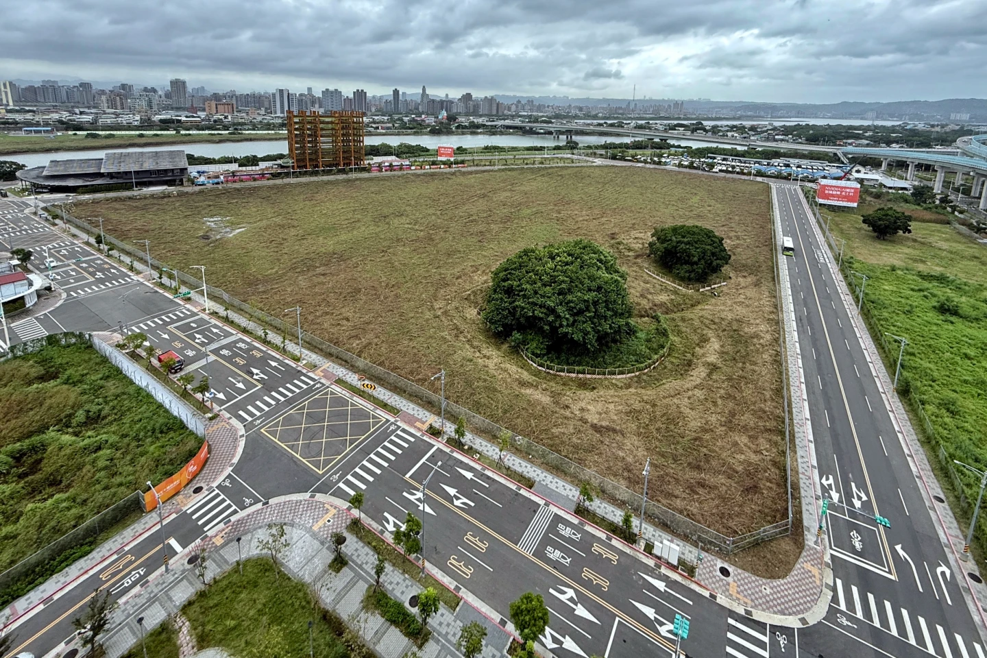 洲美國小復校預定地為扇型基地,市府持有且形狀符合輝達總部星艦設計需求,輝達曾有高度意願。林林攝