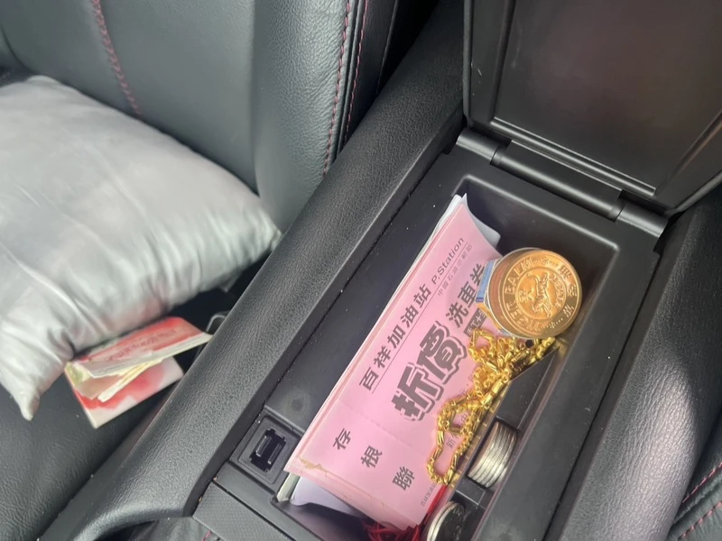 新竹市27日發生銀樓搶案,竹市及竹縣警力跨區合作,於案發後1小時在新竹縣攔查涉案車輛,當場逮捕吳姓男子並查扣贓物金項鍊1條,全案依搶奪罪移送新竹地檢署偵辦。中央社