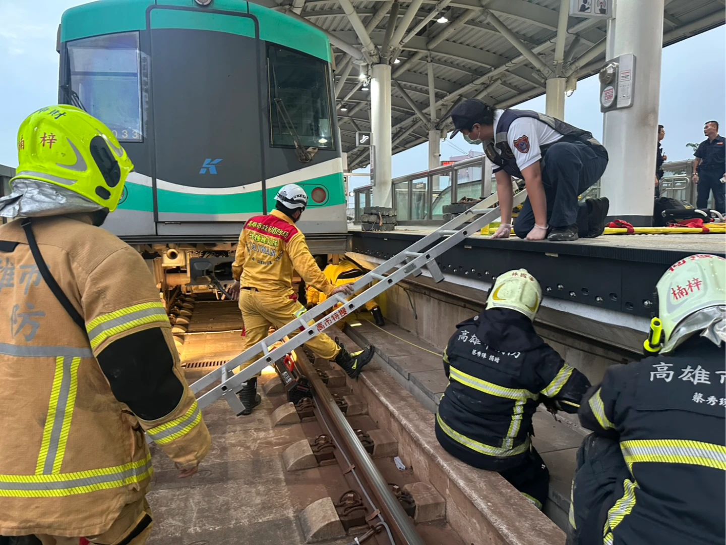 高捷都會公園站落軌意外!18歲女卡車底往生 警方初判無外力介入