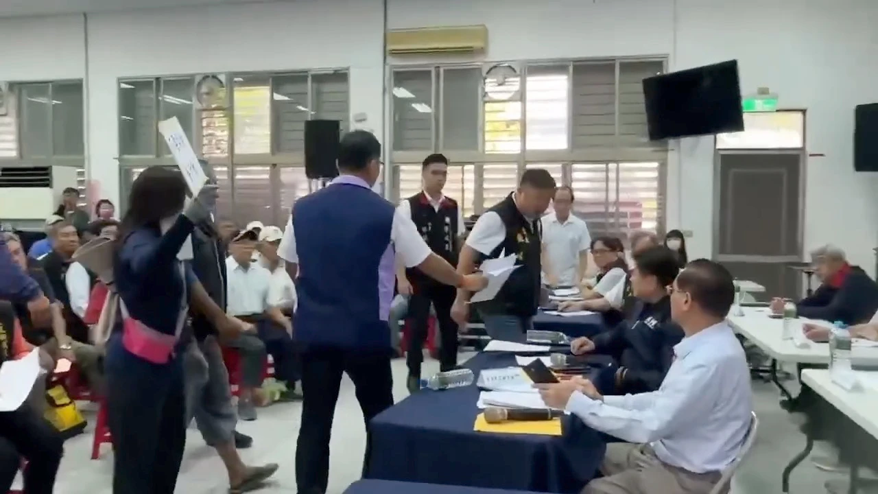 坐在桌後的國民黨立委傅崐萁一度相當錯愕。取自FB@貓與邪佞的手指
、FB@陳珊妮