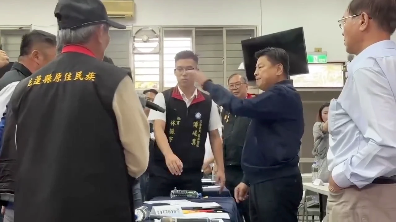 傅崐萁批張峻流氓黑道。取自FB@貓與邪佞的手指
、FB@陳珊妮