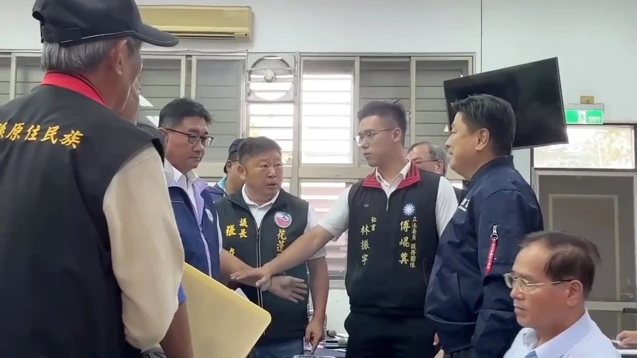 張峻瞪大眼指責傅崐萁開座談會為何不找災民、不讓災民入場。取自FB@貓與邪佞的手指
、FB@陳珊妮