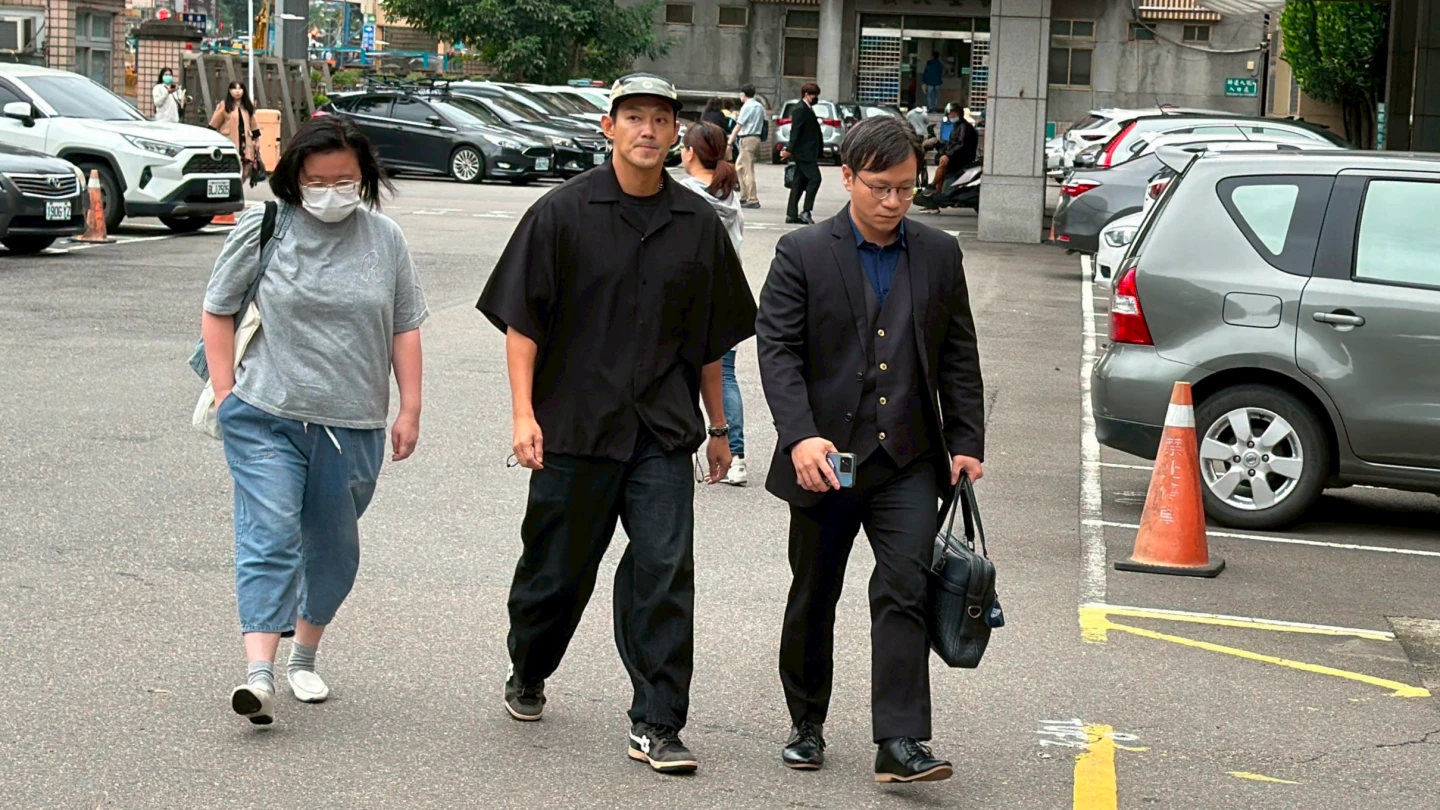 閃兵藝人威廉(中)今到新北地院出庭。丁牧群攝