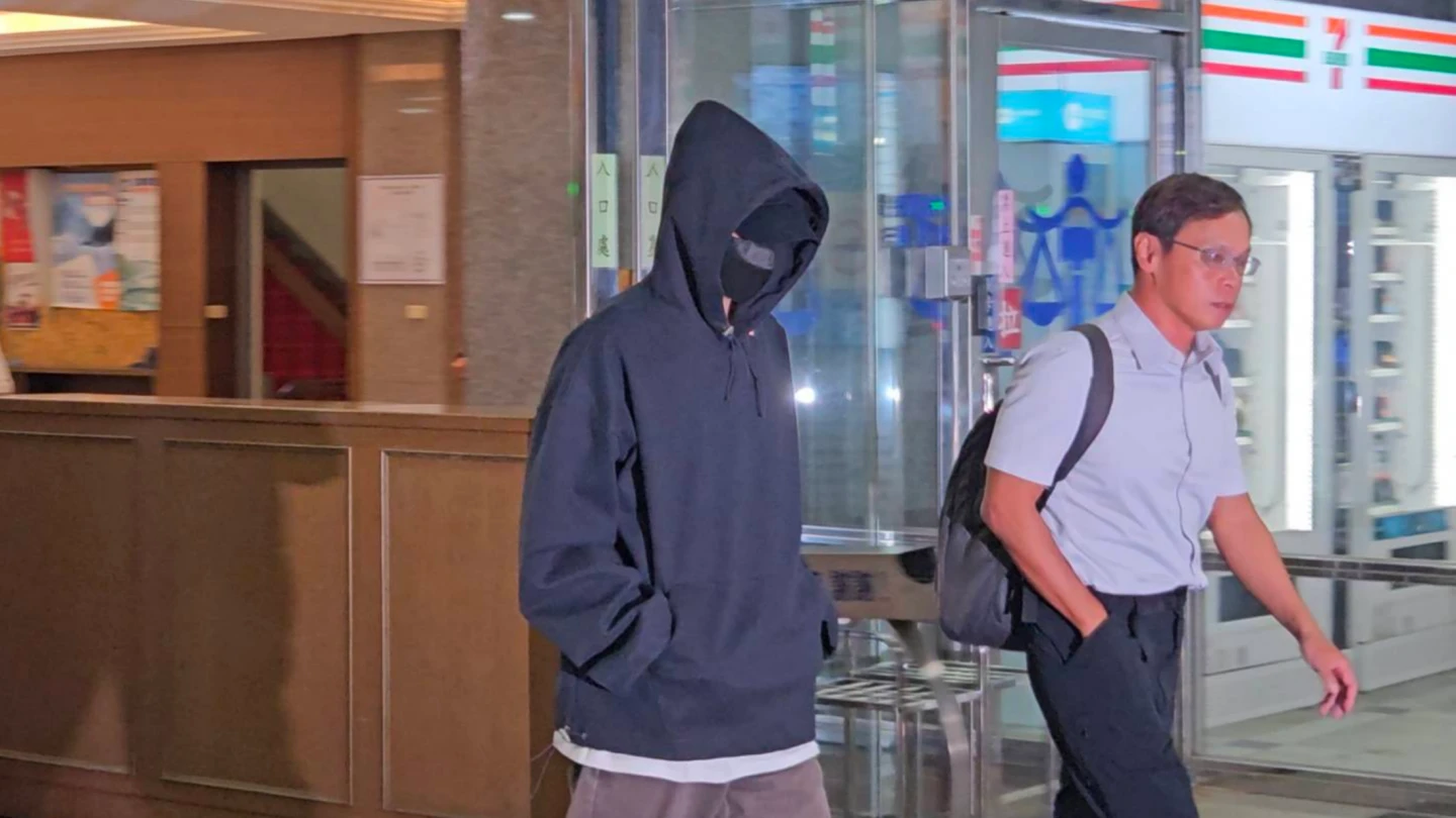 閃兵藝人、舞台劇演員黃博石(中)今到新北地院出庭,整張臉包得密不通風閃鏡頭。民眾提供