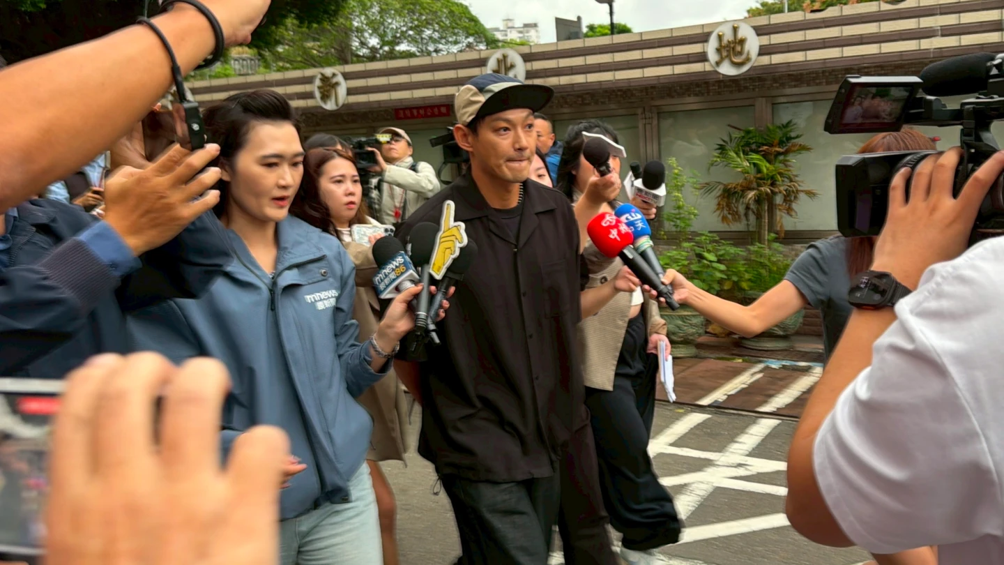 閃兵藝人威廉(中)今到新北地院出庭。丁牧群攝