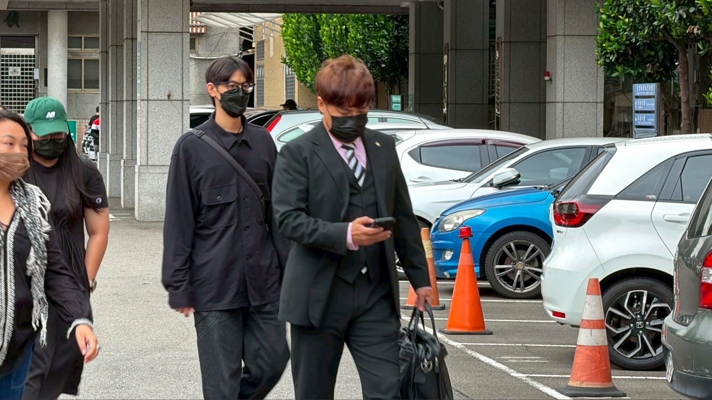 閃兵藝人Teddy陳向熙(黑衣戴眼鏡)今到新北地院出庭。丁牧群攝
