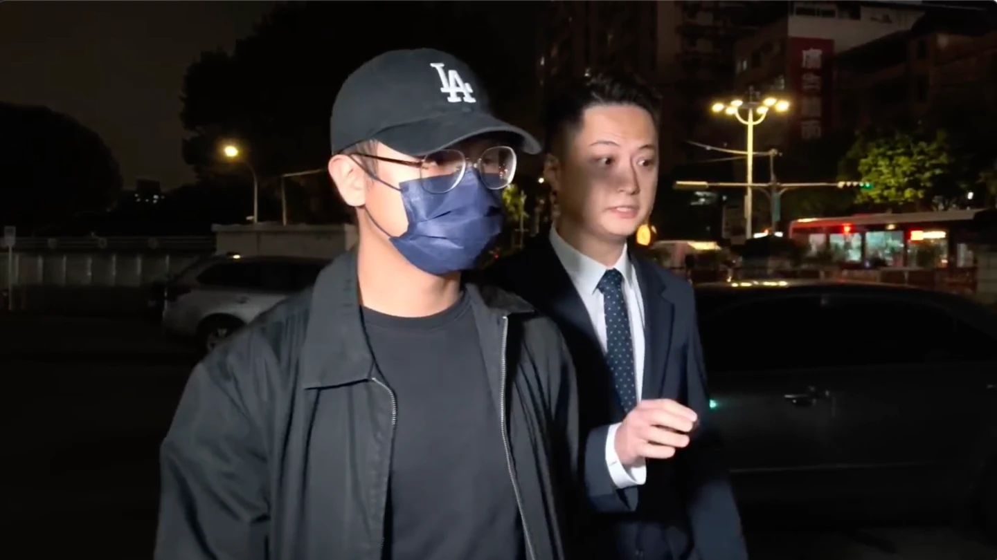 超詳解examking創辦人蔣矩任(中)因閃兵遭起訴,今到新北地院出庭。民眾提供