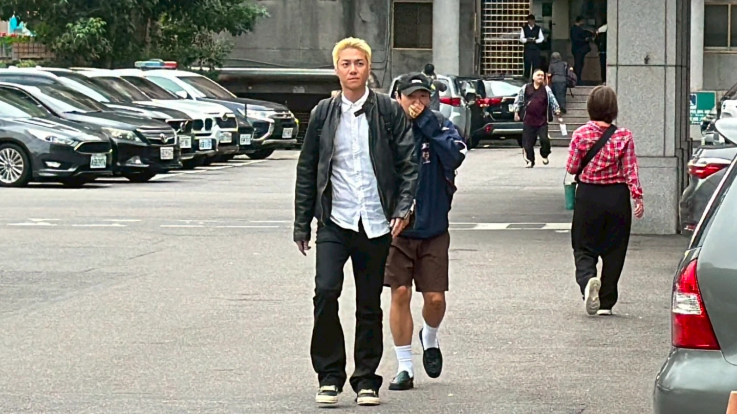 閃兵藝人、模特兒陳信維(黃髮)今到新北地院出庭。丁牧群攝