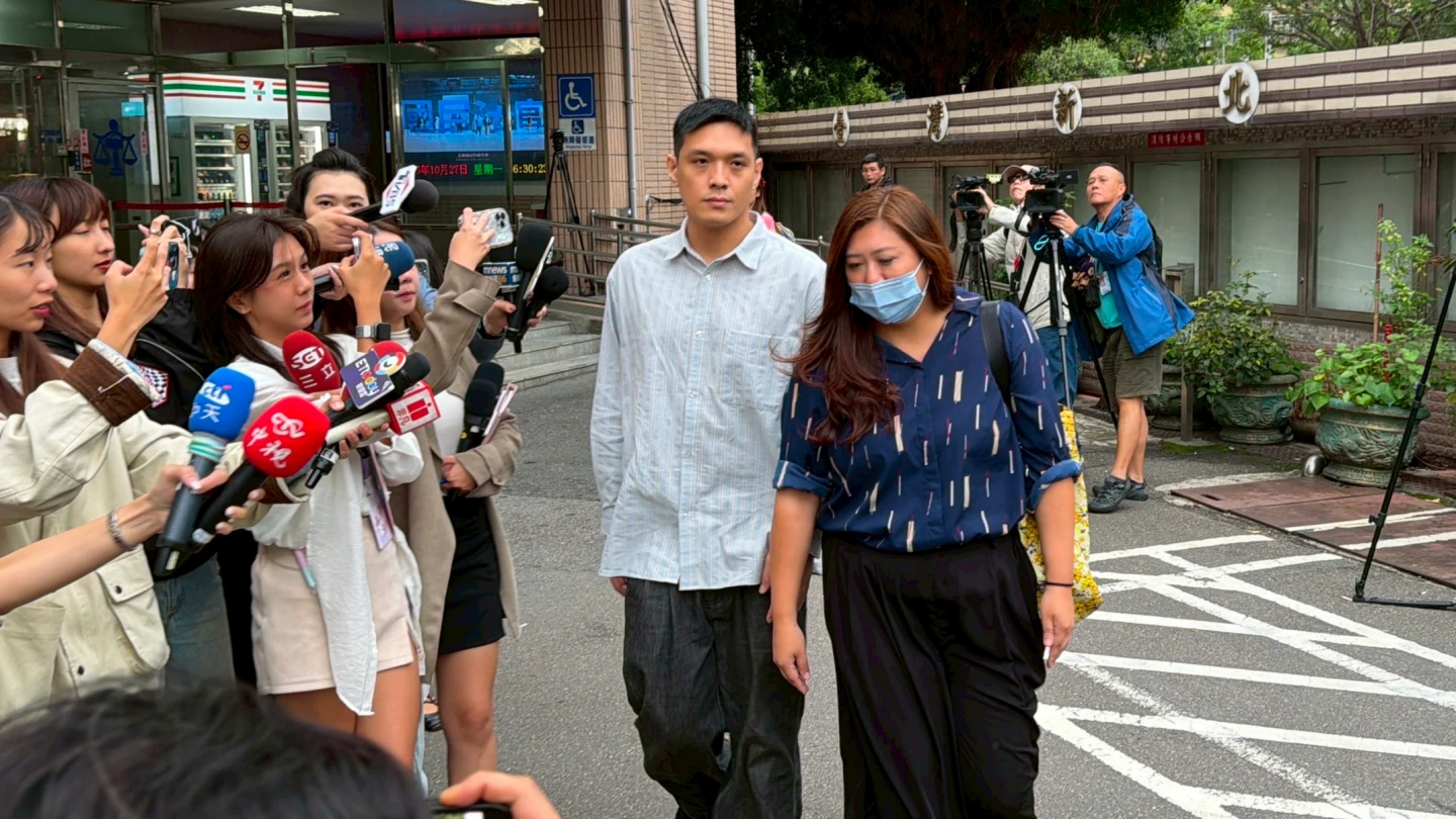 閃兵藝人李銓(中,淺藍襯衫)今到新北地院出庭。丁牧群攝