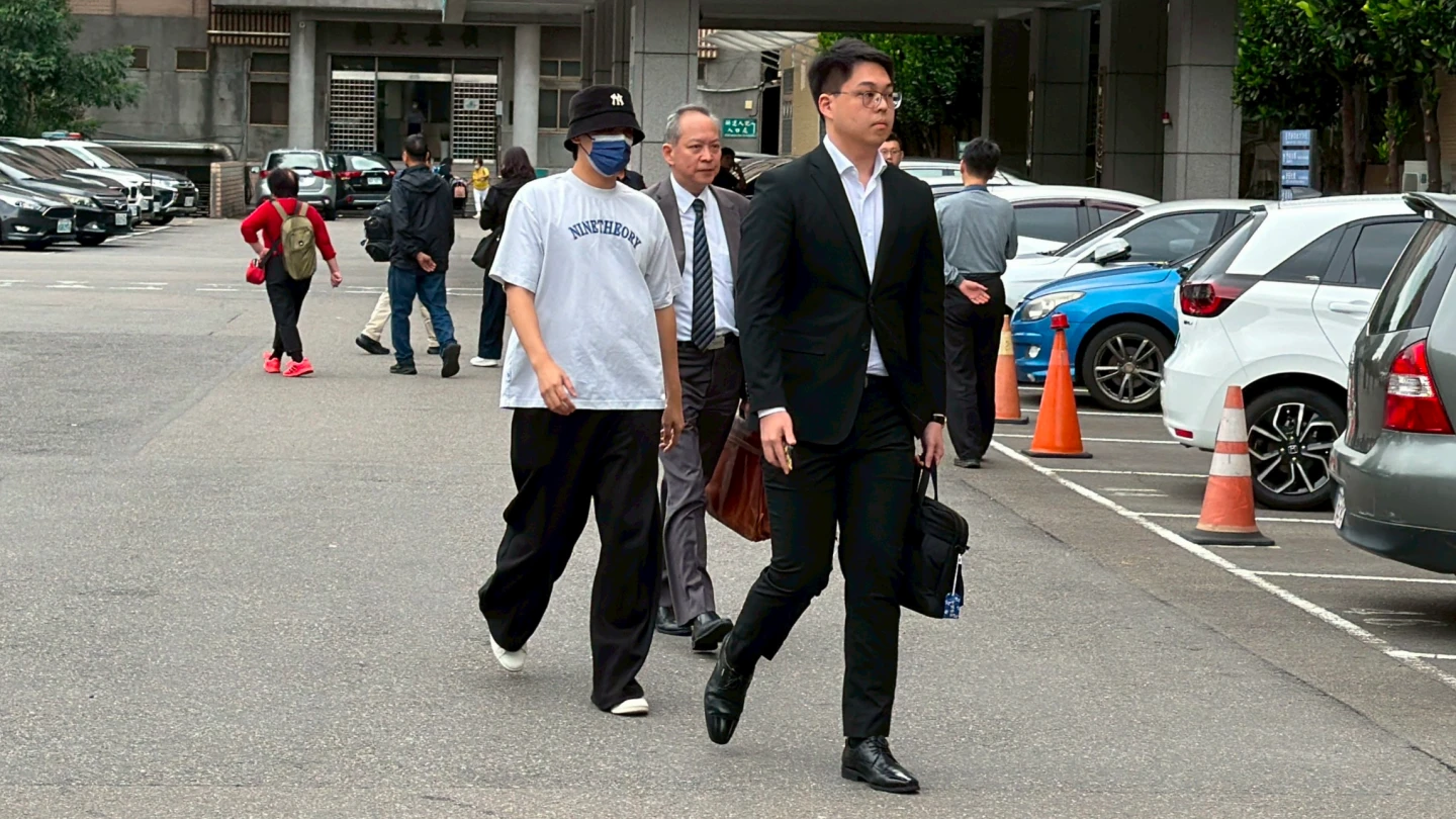 閃兵藝人陳零九(白衣)今到新北地院出庭。丁牧群攝