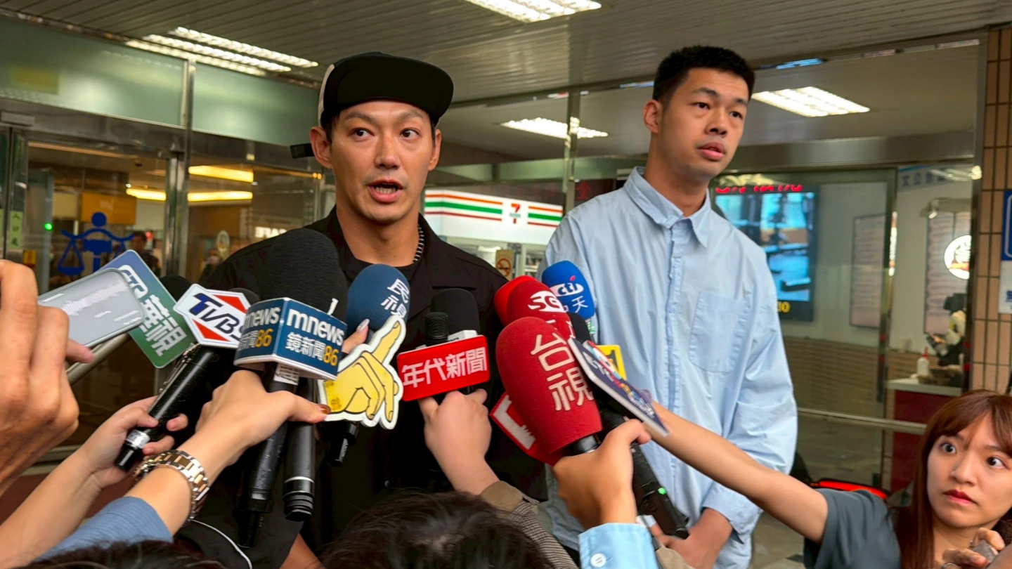 閃兵案首開庭!威廉5度鞠躬認錯道歉 9藝人認罪檢方請法官重判