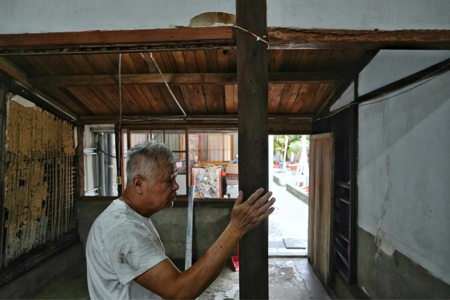 光復滿月6|71歲兒憶抱96歲母逃生 百年木屋洪災後重創:好累