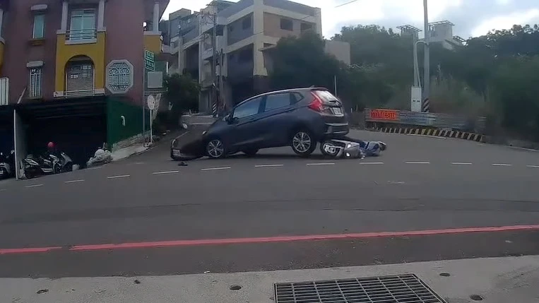 有片|新竹恐怖車禍!四輪撞倒機車 70歲老伯被「按在地上摩擦」