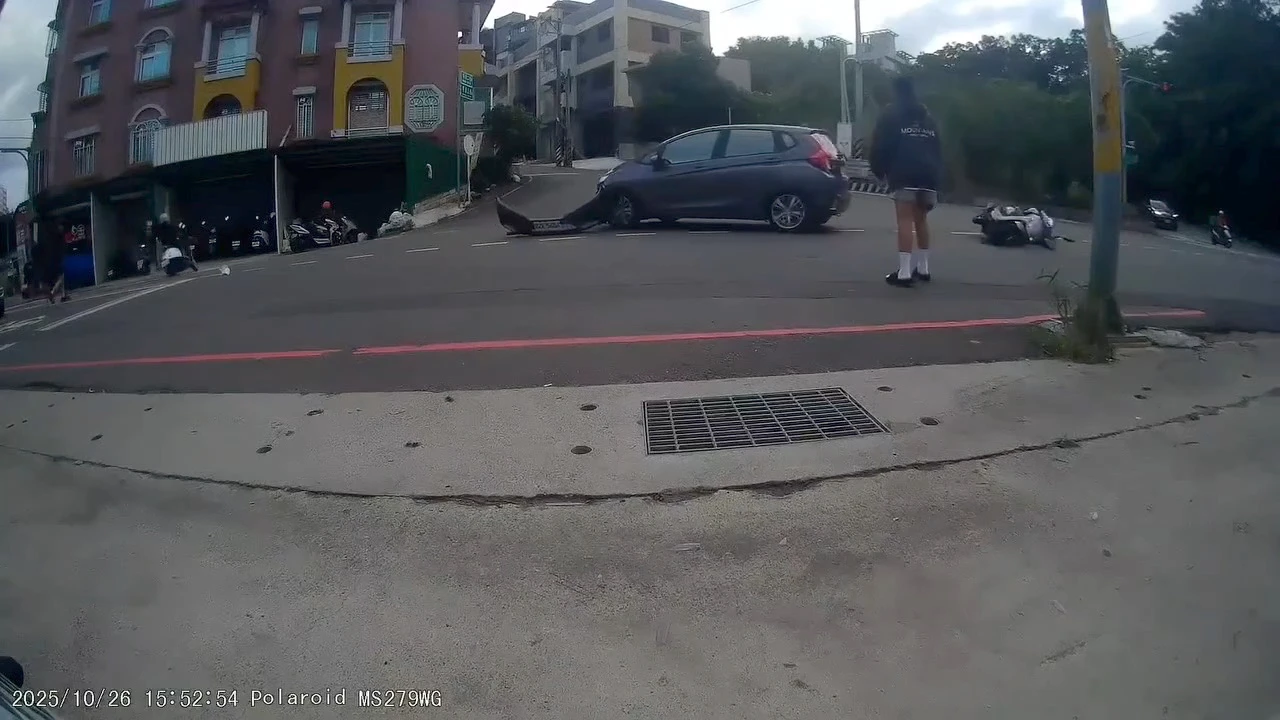 見義勇為路人衝上前大罵轎車駕駛,對方才把車向前駛離,倒楣機車騎士骨折受傷。Threads@chienyun_huang授權提供