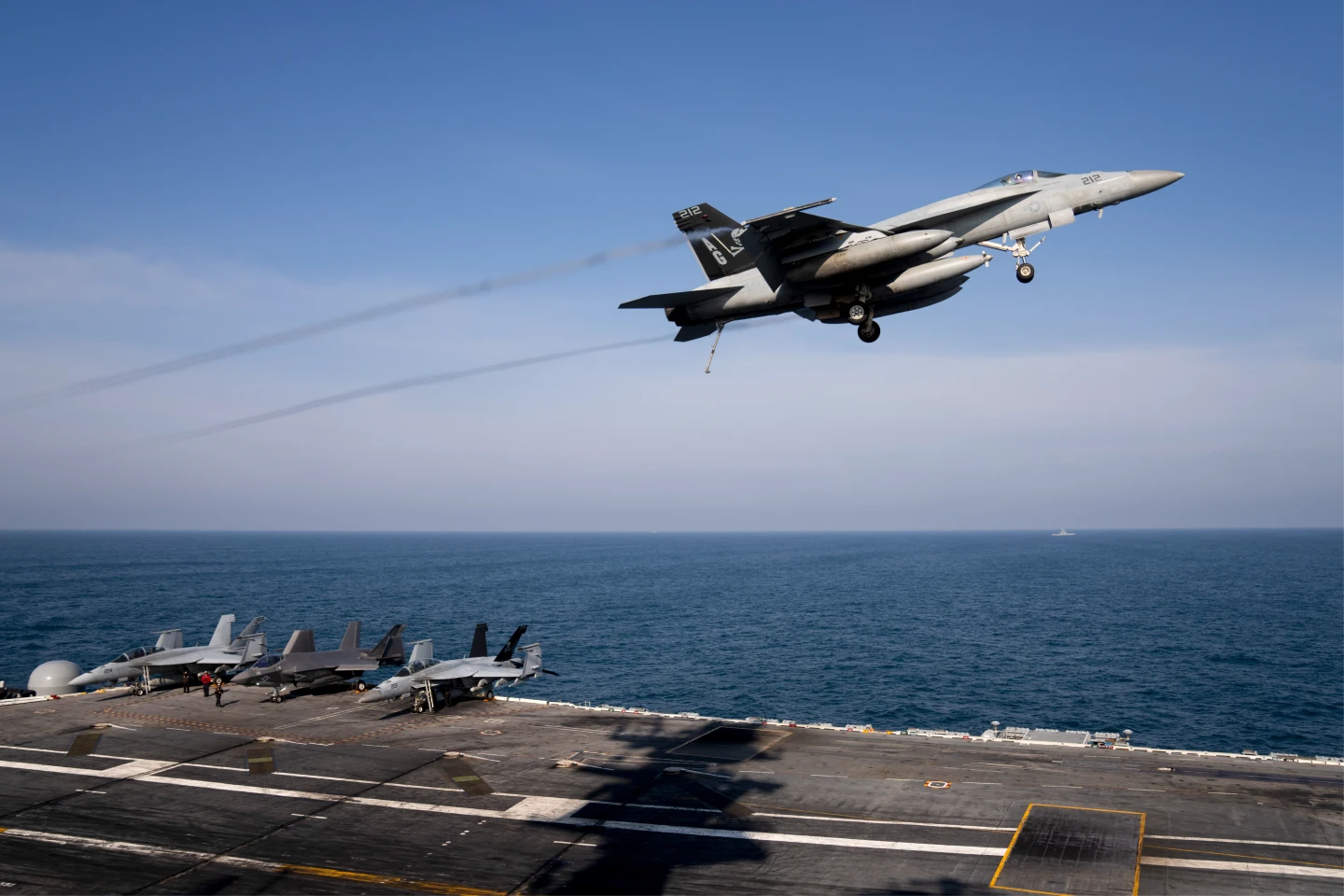 美國海軍F/A-18F「超級大黃蜂」戰機(右上),攝於2024年。美聯社