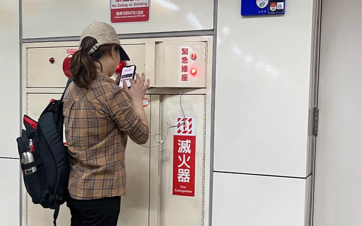 扯!女子擅用消防栓箱緊急電源幫手機充電 北捷警告:最高罰100萬元