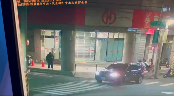 犯嫌(黑衣人)案後離去畫面。翻攝畫面