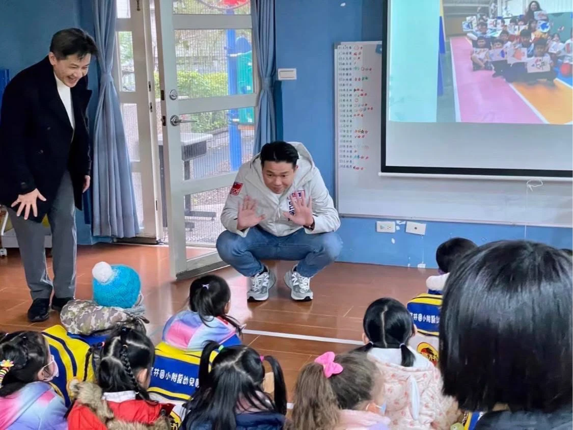 呂家愷與幼童互動。呂家愷服務處提供