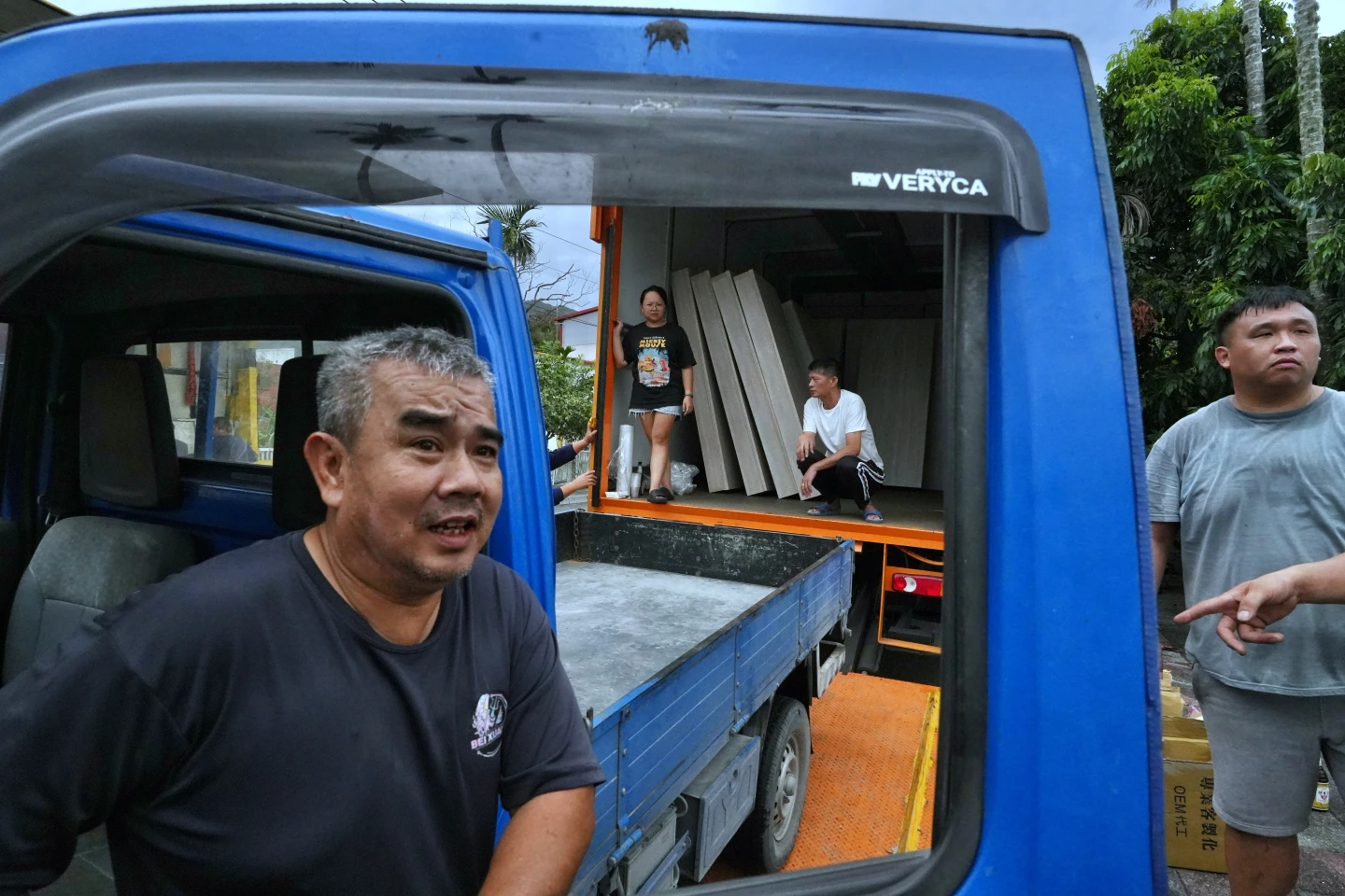小發財車一輪街一輪前來,把床組送到需要的災民家中。林林攝
