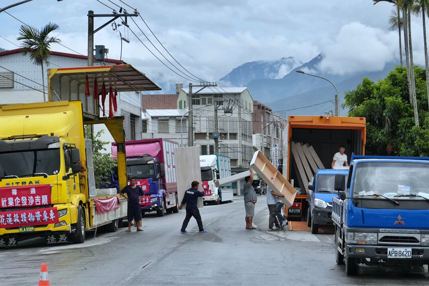 災民睡在地板上的影像,讓這些業者決定投入協助。林林攝