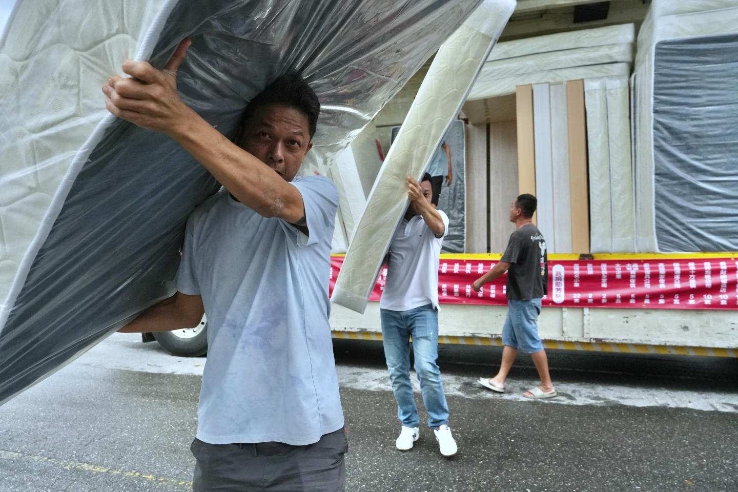 光復滿月7|不敢住一樓的恐懼 家具業者繞半個台灣馳援載數百組床具送暖